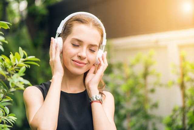 vrouw luistert naar muziek